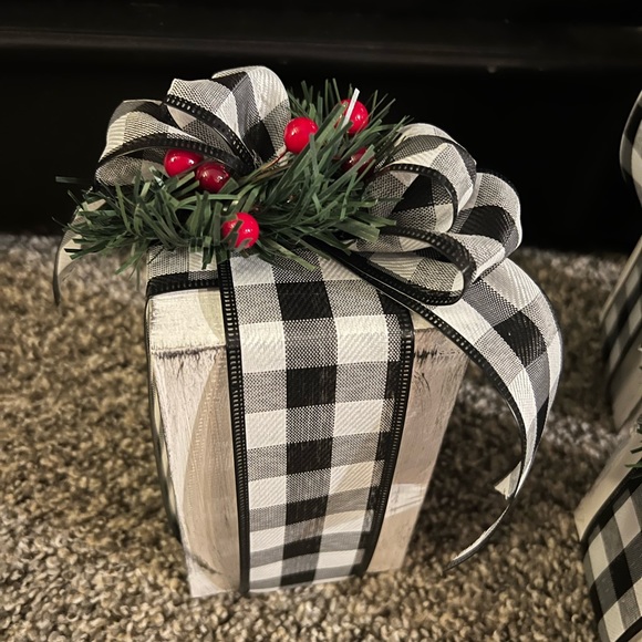 Wooden faux presents - Picture 5 of 6